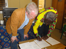 Unterschriften unter dem Partnerschaftsvertrag in Senegal